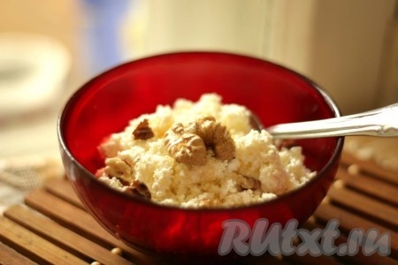Творог с грецкими орехами и мёдом