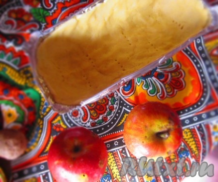 Достаем тесто из холодильника, раскатываем в длину, кладем в форму для выпечки, утрамбовываем его руками по форме и накалываем тесто вилкой.
