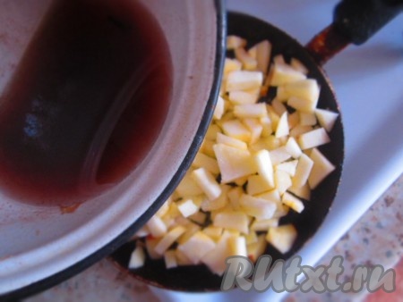 Для приготовления сиропа наливаем в кастрюлю воду, вино, добавляем сахар и гвоздику, ставим на огонь. Когда сироп немного покипит, добавим в него корицу и выключим огонь. Розочки для пирога будем делать из яблочной кожуры. Поэтому яблоки нужно чистить овощечисткой по кругу, стараясь, чтобы кожура не рвалась. Очищенные яблоки нарезаем кубиками, кладем в сковородку, добавляем 1 чайную ложку сахара, поливаем приготовленным сиропом и томим на огне примерно минуту. Даём начинке из яблок остыть.
