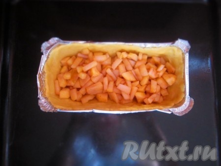 На тесто выкладываем начинку из яблок.
