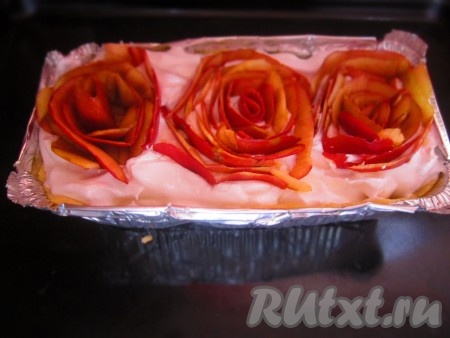 Аккуратно выкладываем меренгу. Затем кладем розы. Если лента из яблочной кожуры получилась короткая или много мелких кусочков, можно просто закрутить серединку, а потом остатки кожуры вставлять по кругу.