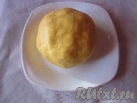 Во взбитые яйца добавляем сахар и перемешиваем до однородности. Маргарин, растопленный в микроволновке или на паровой бане, остужаем до комнатной температуры и добавляем к яичной массе, перемешиваем венчиком. Муку смешиваем с погашенной содой и добавляем в масляно-яичную массу. Начинаем месить руками тесто.&nbsp;Тесто получается, как пластилин, оно не должно липнуть к рукам. Пока готовим начинку, ставим тесто в холодильник.