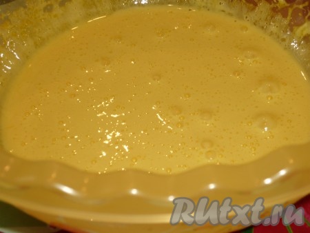 В отдельной ёмкости желтки растереть вилкой с оставшейся 0,5 стакана сахара до однородности.