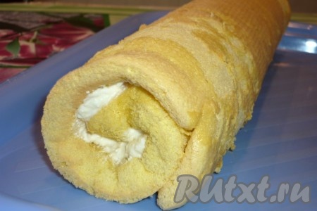 Свернуть корж в рулет, переложить на блюдо швом вниз.