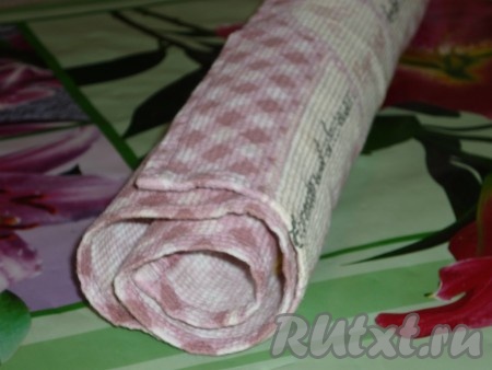 Завернуть бисквит в рулет вместе с полотенцем. Дать остыть.