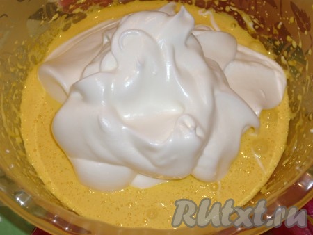К желткам, растёртым с сахаром, добавить взбитые белки.