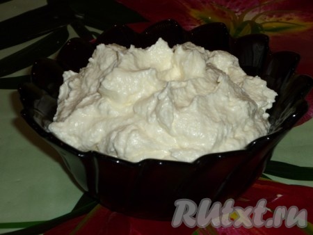 Сливочное масло для приготовления крема должно быть комнатной температуры, поэтому достать масло из холодильника нужно заранее. Сливочное масло комнатной температуры взбить миксером с сахарной пудрой до побеления. Творог пробить погружным блендером (или перетереть через сито). Смешать творог со взбитым маслом, перемешать и крем для рулета готов.