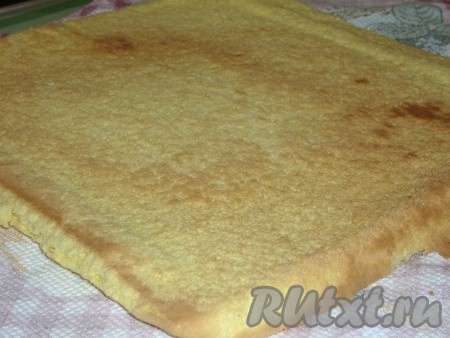 Готовый бисквит вынуть из духовки, перевернуть на полотенце и снять пергамент.