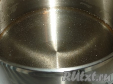 Для приготовления сиропа в небольшую кастрюлю влить воду, всыпать сахар, помешивая, довести на среднем огне до кипения и полного растворения сахара. Кипятить долго сироп не нужно, главное, чтобы сахар полностью растворился. Затем сироп, убрав с огня, оставить остывать. Сироп должен стать тёплым.