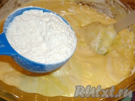 Частями всыпать просеянную муку, аккуратно и уверенно вмешивая её движениями лопатки снизу вверх. Бисквитное тесто для рулета должно получиться воздушным, в меру густым, напоминающим крем.