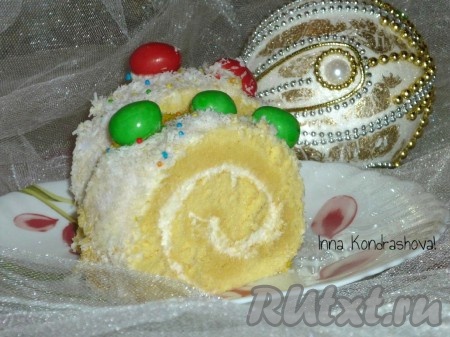 А вот так наш рулет выглядит в разрезе. Бисквит получается пышным, хорошо пропитанным.