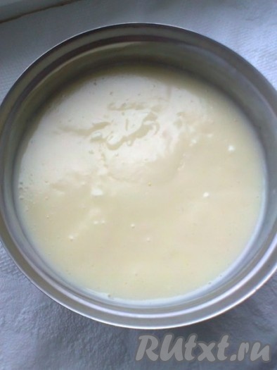 Остальное молоко кипятим со стаканом сахара и вливаем к нему, постоянно помешивая, взбитую смесь из муки, молока, желтков и яйца. Варим, помешивая, пока не загустеет. Остужаем.
