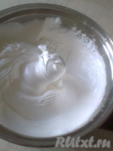 Готовим белковый крем (швейцарскую меренгу) на водяной бане из двух белков. Готовим водяную баню. Наливаем в кастрюлю воду так, чтобы миска с белками не касалась поверхности воды, а была прямо над ней, доводим до кипения и уменьшаем огонь до минимума.

Белки смешиваем с сахаром (всыпаем сразу весь) в миске и устанавливаем над кастрюлей с водой. Взбиваем на низких оборотах, как только белок помутнеет, увеличиваем скорость. Взбиваем (5-7 минут) до образования гладкой блестящей массы и достижения устойчивых пиков (белки не выпадают с перевернутой посуды). Снимаем белки с огня, устанавливаем в посуду с холодной водой (желательно - чтобы остановить процесс заваривания белка) и продолжаем взбивать до полного охлаждения белков (это займет несколько минут).