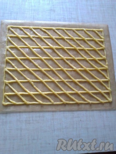 Выпекаем в разогретой духовке при температуре 180 градусов до золотистого цвета, минут 20-25. В это время делаем точно такую заготовку, но уже клетки делаем по диагонали, а затем выпекаем. Всего нам понадобится 4 коржа, 2 - с прямыми клетками и 2 - с косыми.
