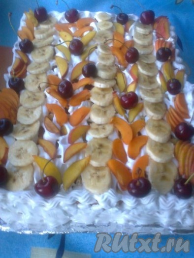 Украшаем верх торта&nbsp;"Тропиканка" тонко нарезанными дольками фруктов.
