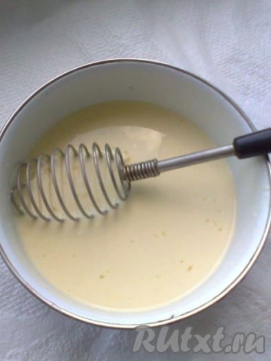 Варим заварной крем.

От литра молока отмеряем 0,5 стакана холодного молока. Эти полстакана молока взбиваем венчиком с яйцом, желтками и мукой.