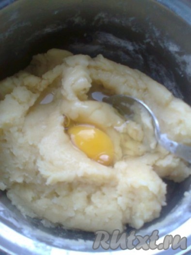 Снять с огня кастрюлю, всыпать муку, соль и очень хорошо вымешать ложкой получившееся тесто до однородного состояния, слегка остудить. Вбивать по одному яйца, вымешивая тесто каждый раз после добавления яйца.