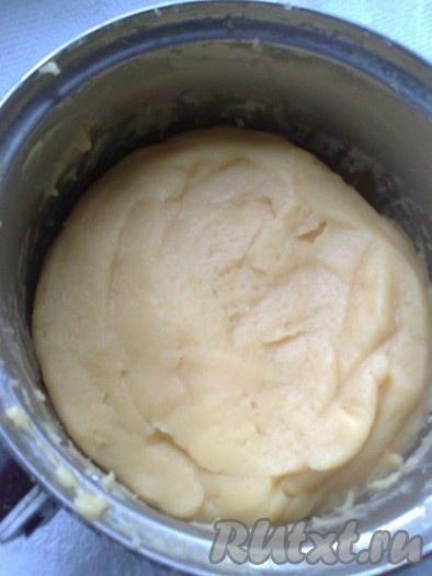 Снять с огня кастрюлю, всыпать муку, соль и очень хорошо вымешать ложкой получившееся тесто до однородного состояния, слегка остудить. Вбивать по одному яйца, вымешивая тесто каждый раз после добавления яйца.