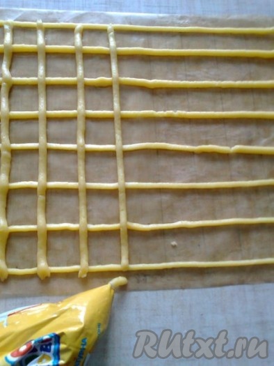 Количество теста рассчитано на толщину контура 3 мм. Лист пергамента переворачиваем и с обратной стороны рисунка смазываем маслом. Тесто получается тугое. Тесто (немного, 2 столовые ложки, большее количество теста будет тяжело выдавливать)&nbsp;кладем в кондитерский кулек (я взяла мягкий пакет от молока и срезала уголок) и выдавливаем сначала контур (толщина теста 3 мм),
