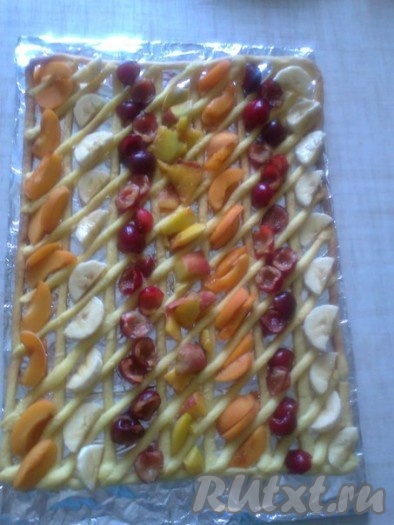 &nbsp; и заполняем пустоты между решетками нарезанными фруктами,