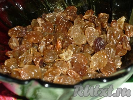 Для приготовления начинки изюм промыть водой, переложить в достаточно глубокую миску, залить кипятком и оставить на 8-10 минут, затем воду слить, а изюм обсушить, выложив на полотенце.&nbsp;