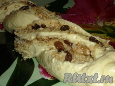 Рулет разрезать вдоль пополам, но не до конца, а затем заплести из двух получившихся жгутов "косичку".