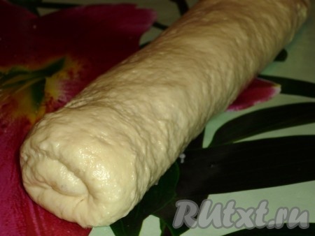 Свернуть пласт теста в рулет, начиная с широкой стороны, и защипнуть края.