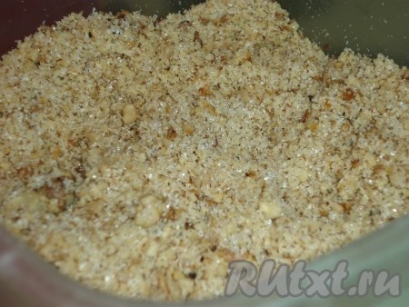 Орехи подсушить на среднем огне, помешивая, на сухой сковороде, затем остудить их и измельчить в блендере. Смешать измельчённые орехи с сахаром. Сливочное масло для начинки должно быть комнатной температуры, поэтому из холодильника его нужно будет достать заранее.