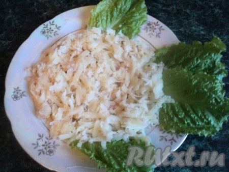 На блюдо выложить листья салата – плавники и хвост нашей рыбки. Картофель натереть на терке на блюдо в виде круга. Сверху покрыть сеточкой из майонеза.
