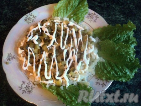 На картофель выложить маринованный огурец. Также смазать майонезом.