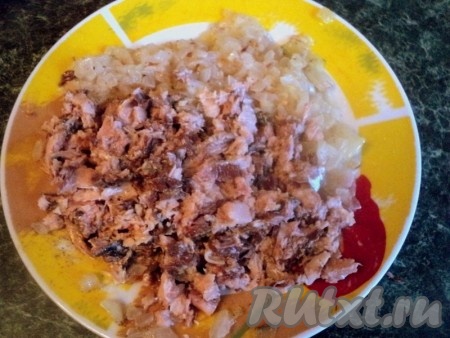Из рыбных консервов слить лишний сок, мелко измельчить, добавить пассированный лук, посолить, поперчить и добавить молотый кориандр по вкусу, перемешать.
