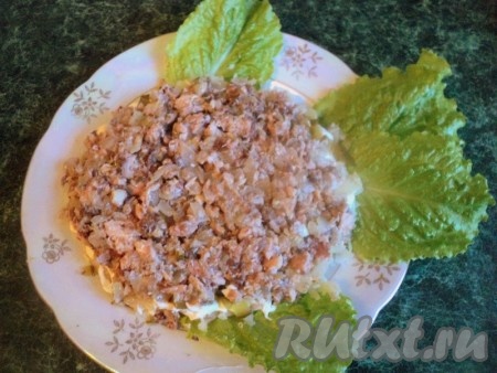 Выложить рыбный слой, сверху майонез.