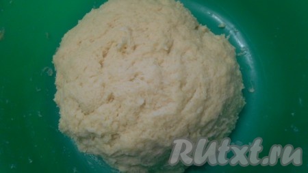 Затем добавить яйца, майонез и замесить мягкое, слегка липнущее&nbsp;к рукам тесто.
