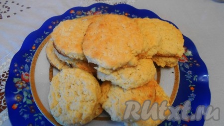 Выпекать в духовке, разогретой до 200&nbsp; градусов, 15-20 минут. Печенье не должно быть пережаренным или пересушенным.
