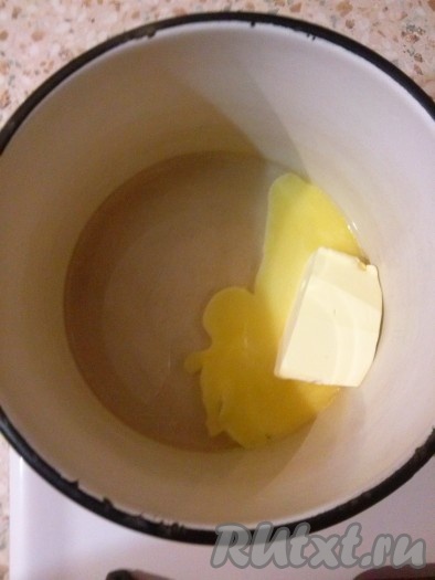 Сперва сделаем тесто. В кастрюлю наливаем воду и добавляем сливочное масло, ставим на огонь и держим на среднем огне до полного растворения масла в воде.
