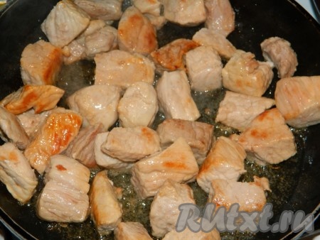 Обжариваем свинину на разогретом растительном масле на среднем огне до золотистой корочки со всех сторон. До готовности жарить не нужно, нам нужно обжарить только до зарумянивания мяса. Подрумянившуюся свинину выкладываем в форму для запекания.