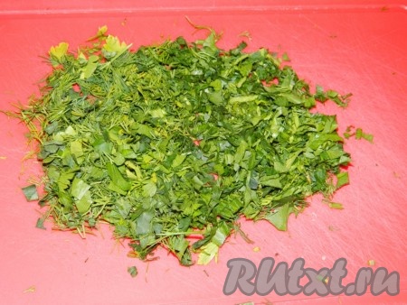 Зелень (у меня - укроп и петрушка) моем, обсушиваем, мелко нарезаем.