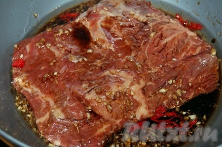 Размешаем маринад и опустим в него кусок говядины. Оставим мясо мариноваться 30 минут при комнатной температуре, при этом несколько раз его переворачиваем.