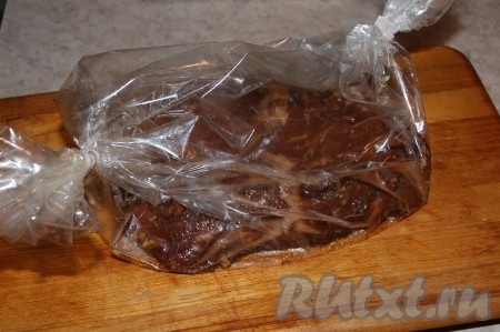 Через 30 минут вынимаем говядину из маринада, слегка обсушим его и отправим в рукав для запекания.