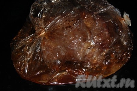 Рукав с говядиной переложим на противень и отправим запекаться в заранее нагретую до 200 градусов духовку, примерно, на 1,5 часа, после чего вытаскиваем его из духовки.