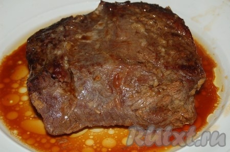 Аккуратно разрезаем рукав, перекладываем говядину на блюдо, поливаем получившимся соусом.