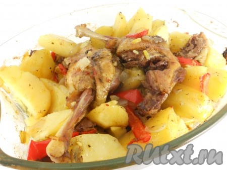 Накрыть форму фольгой и поместить в разогретую до 180 градусов духовку на 1 час. После этого фольгу убрать и отправить утку с картофелем в духовку еще на 15 минут. Если хотите чтобы картофель и птица сильнее зарумянились, добавьте еще время для запекания.
