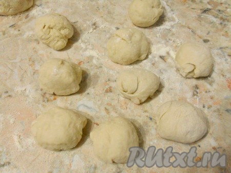 Тесто разделить на маленькие кусочки, которые скатать в шарики размером с грецкий орех.