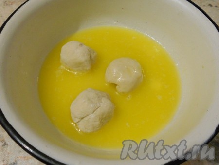 Масло сливочное растопить и остудить. Каждый шарик обмакнуть в масло со всех сторон.