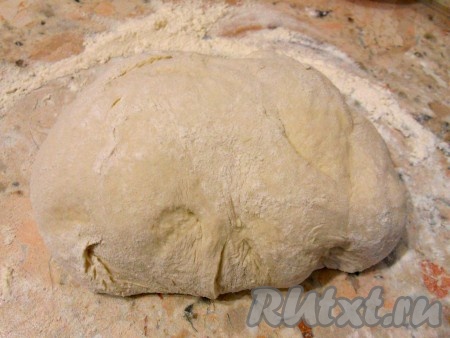 В глубокую миску просеять муку, сделать в ней углубление, добавить соль, сахар и дрожжи, влить тёплую воду (температура воды должна быть градусов 38-40) и замесить мягкое, нежное тесто, не липнущее к рукам и столу. Накрыть миску с тестом полотенцем и оставить в тёплом месте для подхода примерно на 1 час. Тесто хорошо поднимется и увеличится раза в 2-3. Подошедшее тесто хорошо обмять, подсыпая немного муки.