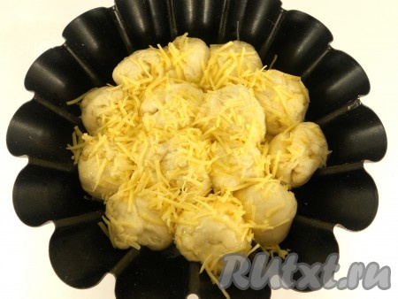 Последний слой также посыпать сыром, накрыть полотенцем и оставить в тёплом месте на 30 минут.