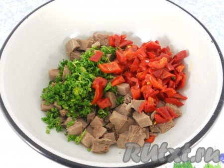 Готовые свиные языки сразу залить на несколько минут холодной водой и очистить. Дать полностью остыть и порезать небольшими кубиками. Добавить измельченную петрушку и порезанный маленькими кусочками вяленый сладкий перец (или вяленые помидоры).