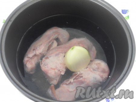 Поместить в кастрюлю вместе с целым очищенным репчатым луком. Залить водой (2-2,5 литра), довести до кипения, убрать пену, посолить по вкусу. Варить на слабом огне 2 часа. Я варила языки в мультиварке. Для этого языки поместить в чашу мультиварки с луковицей, залить 2 литрами воды. Посолить. Выставить режим "Холодец" на 2 часа.
