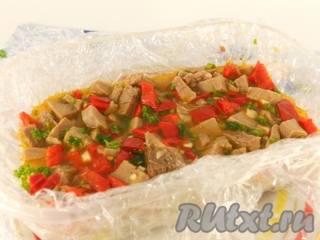 Выложить подготовленную смесь с бульоном в форму (любую). Я формочку застелила пищевой пленкой, чтобы легче было террин из нее извлечь.