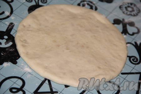 Каждый кусочек теста раскатать скалкой в круг, не тонко.
